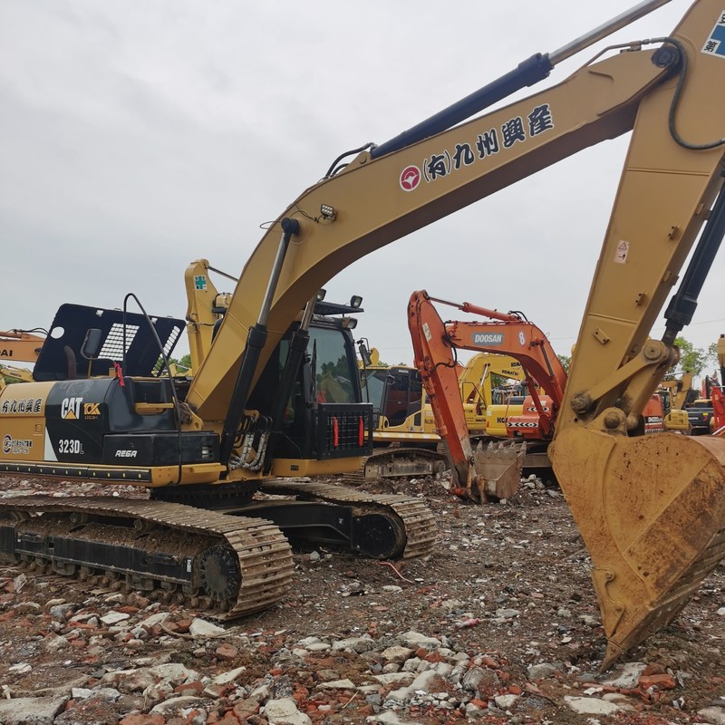 Vecchio escavatore CAT 323DL scavatori di seconda mano 23 tonnellate 110kw con secchio da 1,2 m3