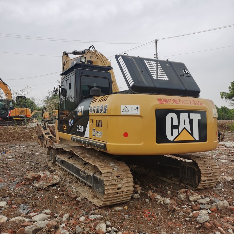 Vecchio escavatore CAT 323DL scavatori di seconda mano 23 tonnellate 110kw con secchio da 1,2 m3