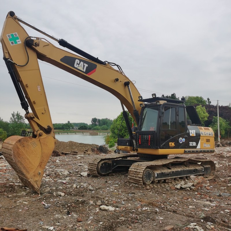 Vecchio escavatore CAT 323DL scavatori di seconda mano 23 tonnellate 110kw con secchio da 1,2 m3