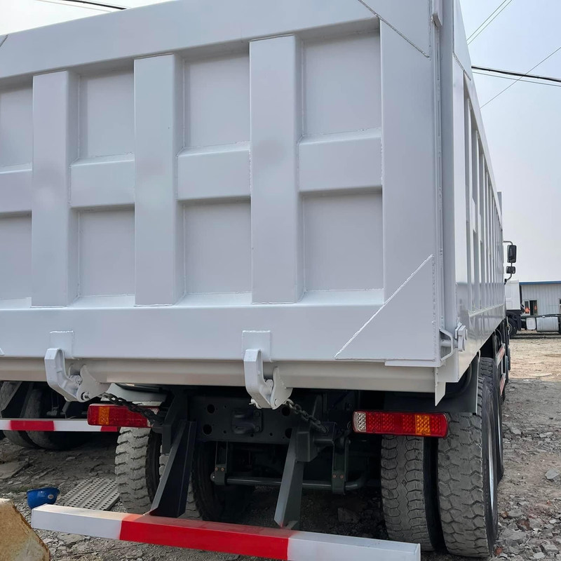 Riprenduto Howo 375 Sinotruk Howo 8x4 Dump Truck Tipper 40T diesel manuale