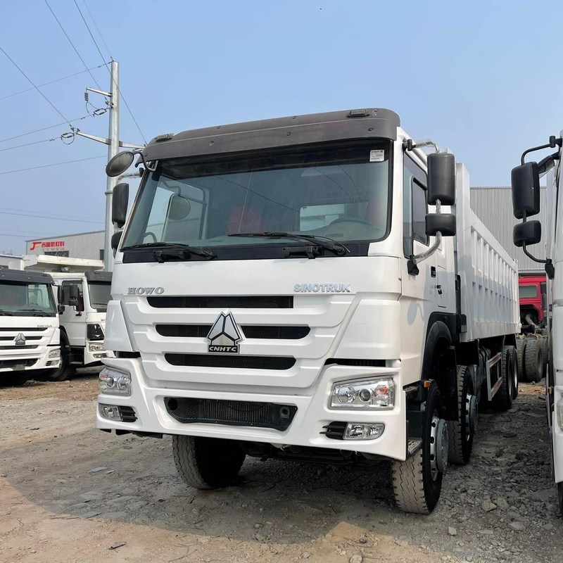 Riprenduto Howo 375 Sinotruk Howo 8x4 Dump Truck Tipper 40T diesel manuale