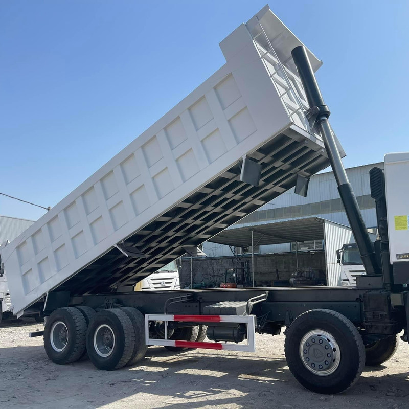Riprenduto Howo 375 Sinotruk Howo 8x4 Dump Truck Tipper 40T diesel manuale