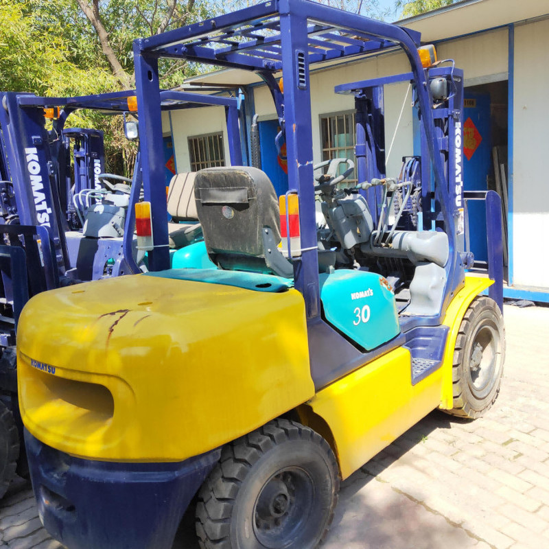 Distributore di attrezzature da magazzino usato 3T Carrello elevatore TCM F30 Raggio di sterzata minimo 2,4 m