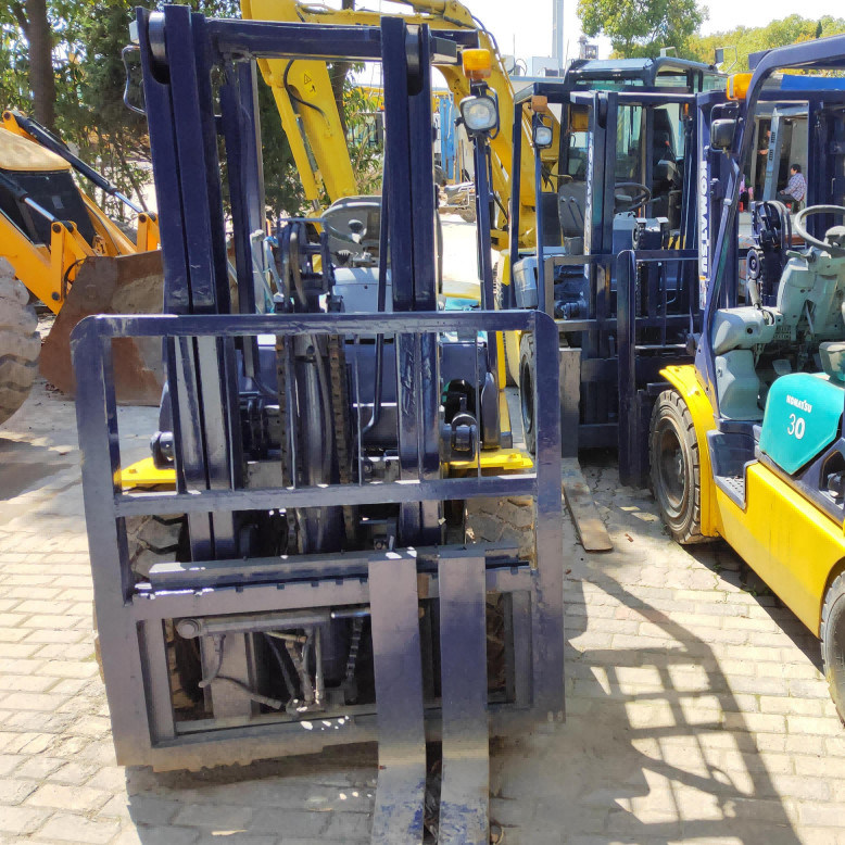 Distributore di attrezzature da magazzino usato 3T Carrello elevatore TCM F30 Raggio di sterzata minimo 2,4 m