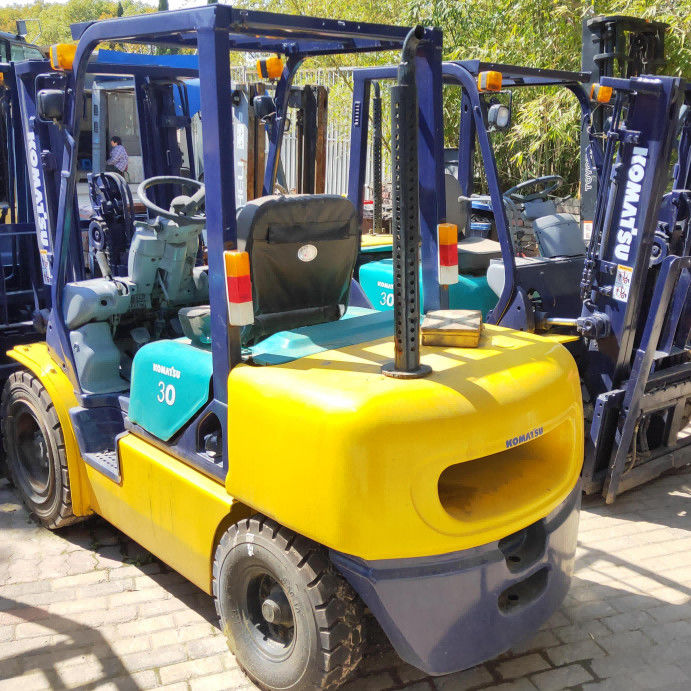 Komatsu FD30 carrello elevatore usato a due fasi attrezzatura per la movimentazione dei materiali 3 tonnellate