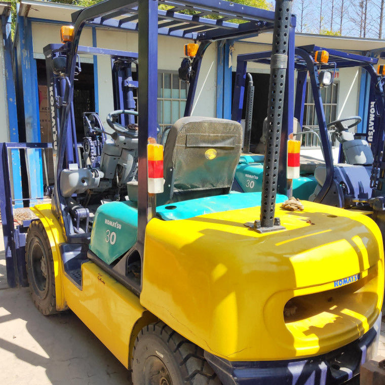 Komatsu FD30 carrello elevatore usato a due fasi attrezzatura per la movimentazione dei materiali 3 tonnellate