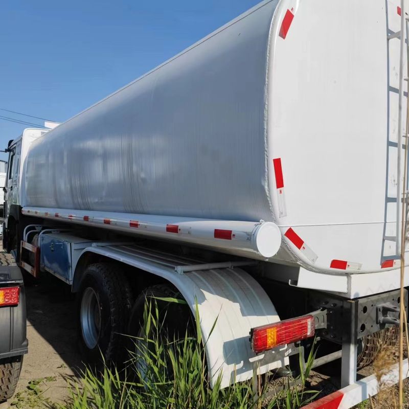 Sinotruk Howo 371 camion petrolifero 2000L 8x4 di seconda mano per la consegna di carburante