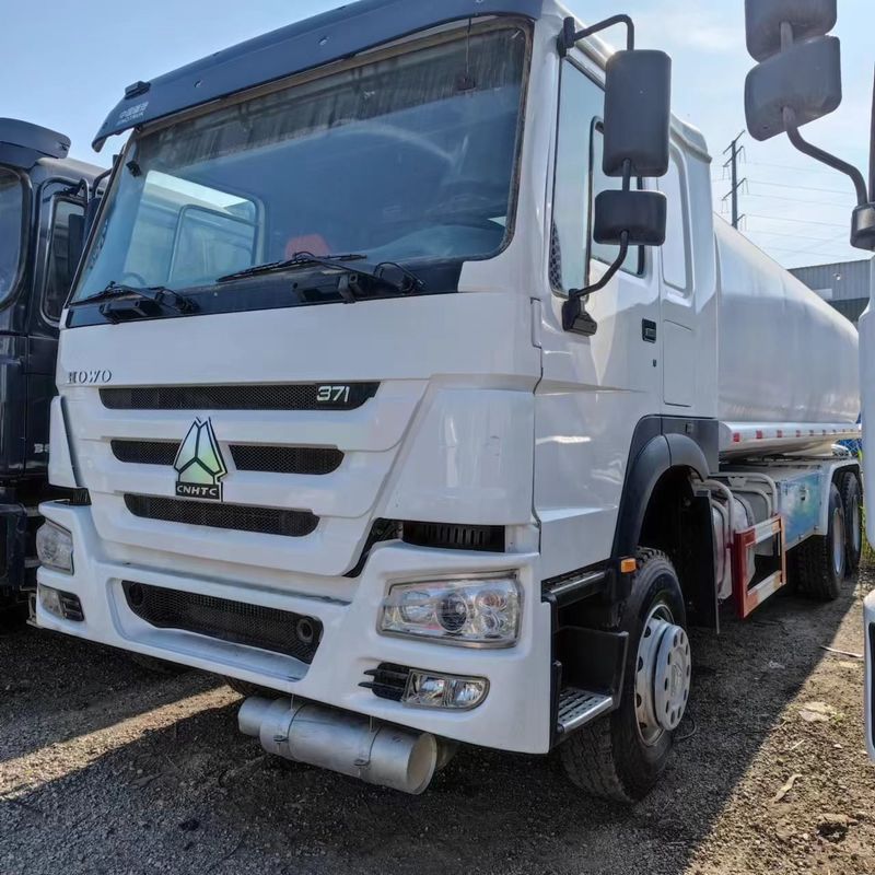 Sinotruk Howo 371 camion petrolifero 2000L 8x4 di seconda mano per la consegna di carburante
