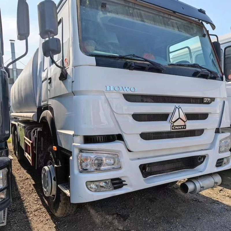 Sinotruk Howo 371 camion petrolifero 2000L 8x4 di seconda mano per la consegna di carburante