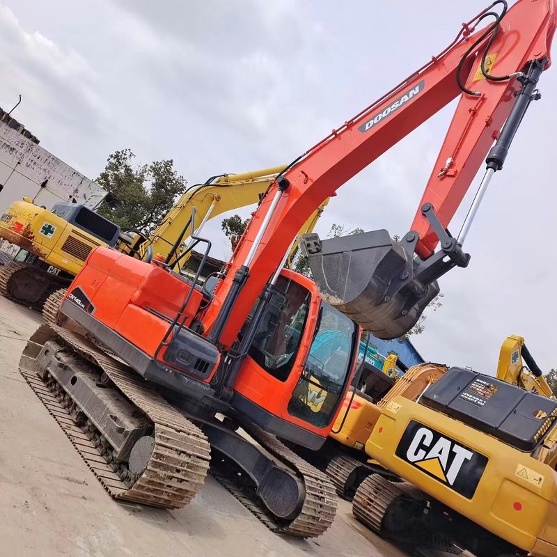 Escavatore Doosan Digger DX140LC di seconda mano da 14 tonnellate di tipo medio
