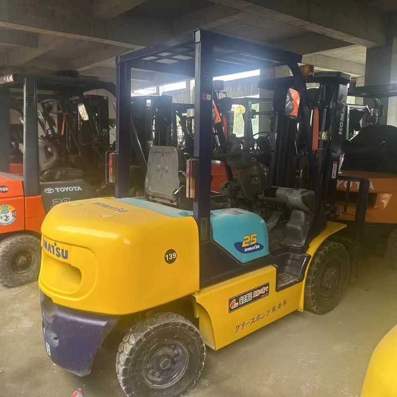 Komatsu FD25 carrello elevatore a tre fasi usato attrezzatura per la movimentazione del materiale 2,5 tonnellate