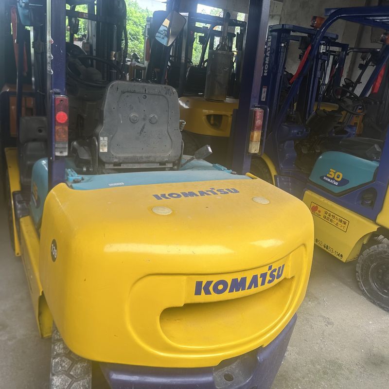 Komatsu FD25 carrello elevatore a tre fasi usato attrezzatura per la movimentazione del materiale 2,5 tonnellate