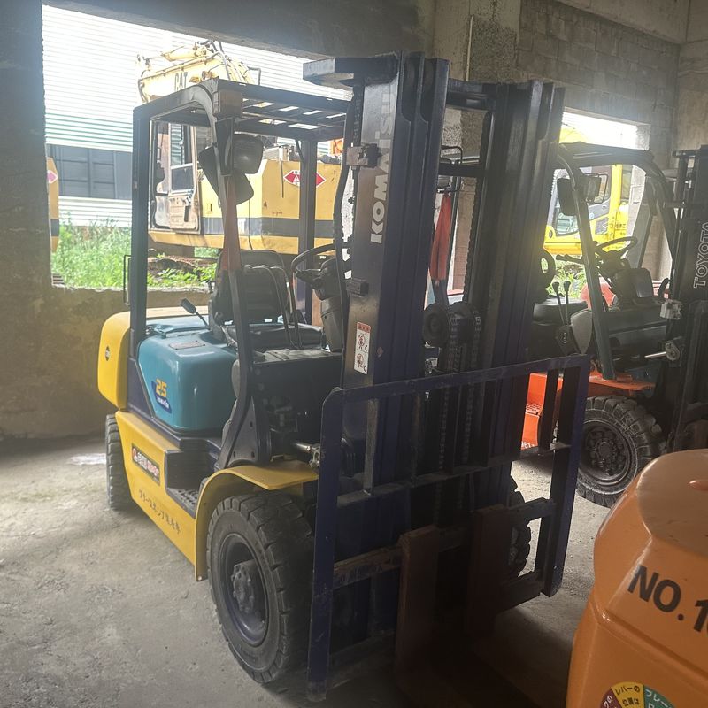Komatsu FD25 carrello elevatore a tre fasi usato attrezzatura per la movimentazione del materiale 2,5 tonnellate