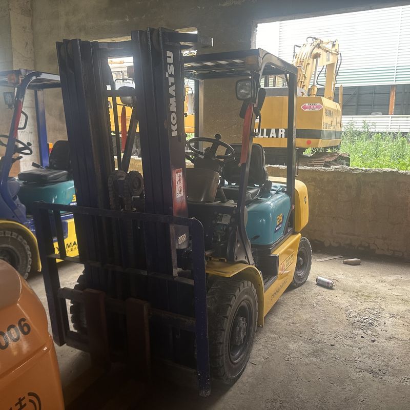 Komatsu FD25 carrello elevatore a tre fasi usato attrezzatura per la movimentazione del materiale 2,5 tonnellate