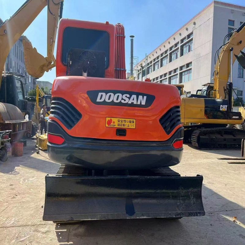 Escavatore mini usato Doosan DX75 Compatto versatile 39.7kw 0.28m3 secchio