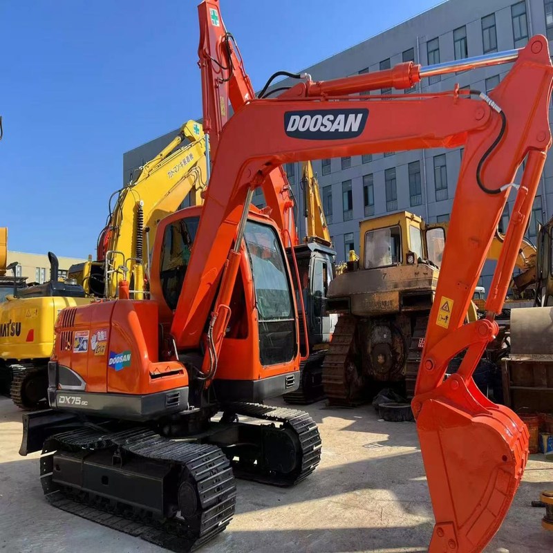 Escavatore mini usato Doosan DX75 Compatto versatile 39.7kw 0.28m3 secchio