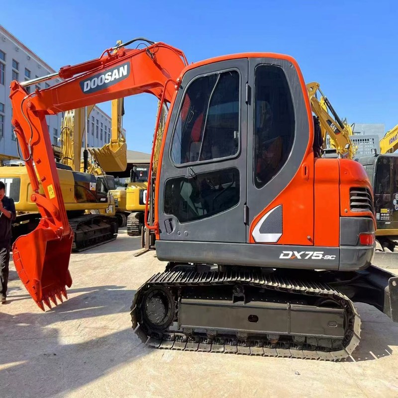 Escavatore mini usato Doosan DX75 Compatto versatile 39.7kw 0.28m3 secchio