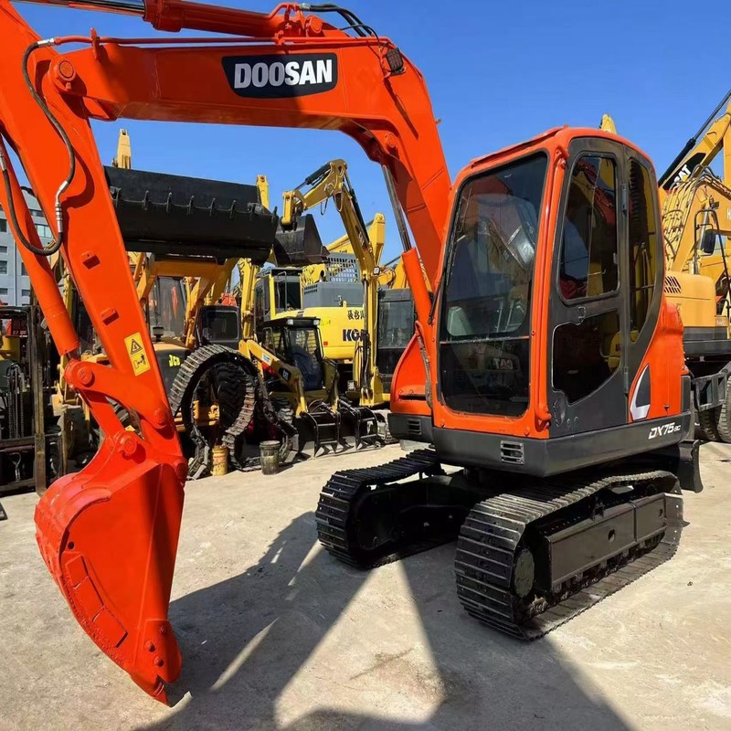 Escavatore mini usato Doosan DX75 Compatto versatile 39.7kw 0.28m3 secchio