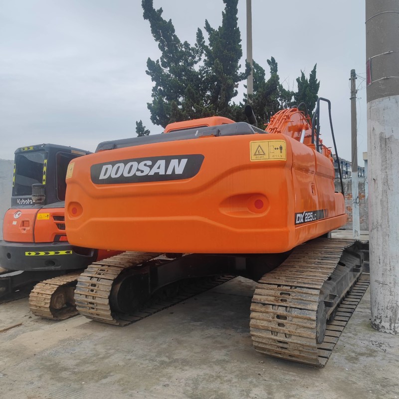 Usato Doosan DX225 Digger 22,5 tonnellate Escavatore a trascinatore di medie dimensioni 157kw