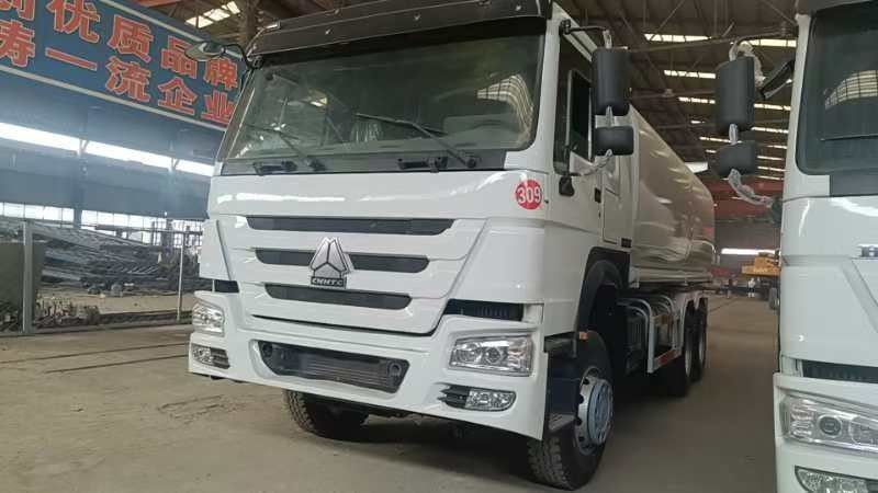 Sinotruk Howo 371 camion petrolifero 2000L 6x4 di seconda mano per la consegna di carburante