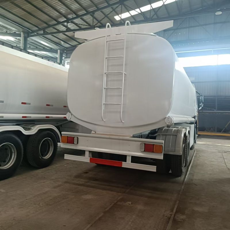 Sinotruk Howo 371 camion petrolifero 2000L 6x4 di seconda mano per la consegna di carburante
