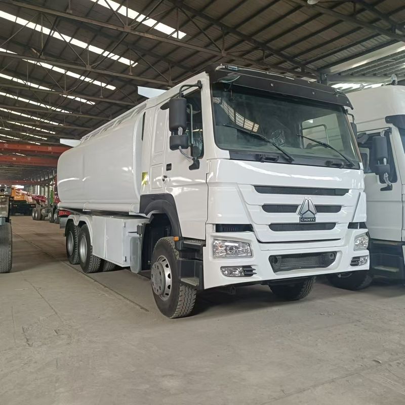 Sinotruk Howo 371 camion petrolifero 2000L 6x4 di seconda mano per la consegna di carburante