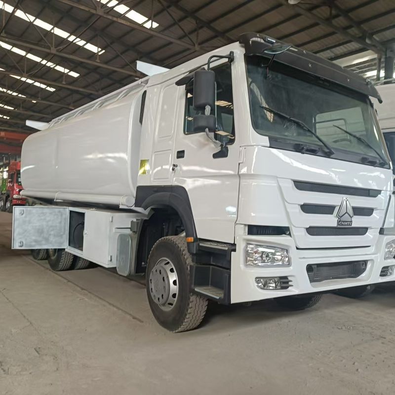 Sinotruk Howo 371 camion petrolifero 2000L 6x4 di seconda mano per la consegna di carburante