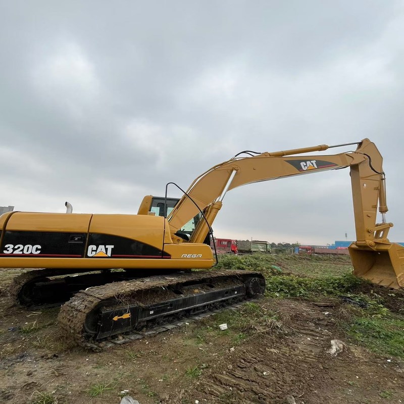 Escavatori usati CAT 320C di seconda mano 20 tonnellate Escalatore da striscio 110kw con secchio da 0,8m3