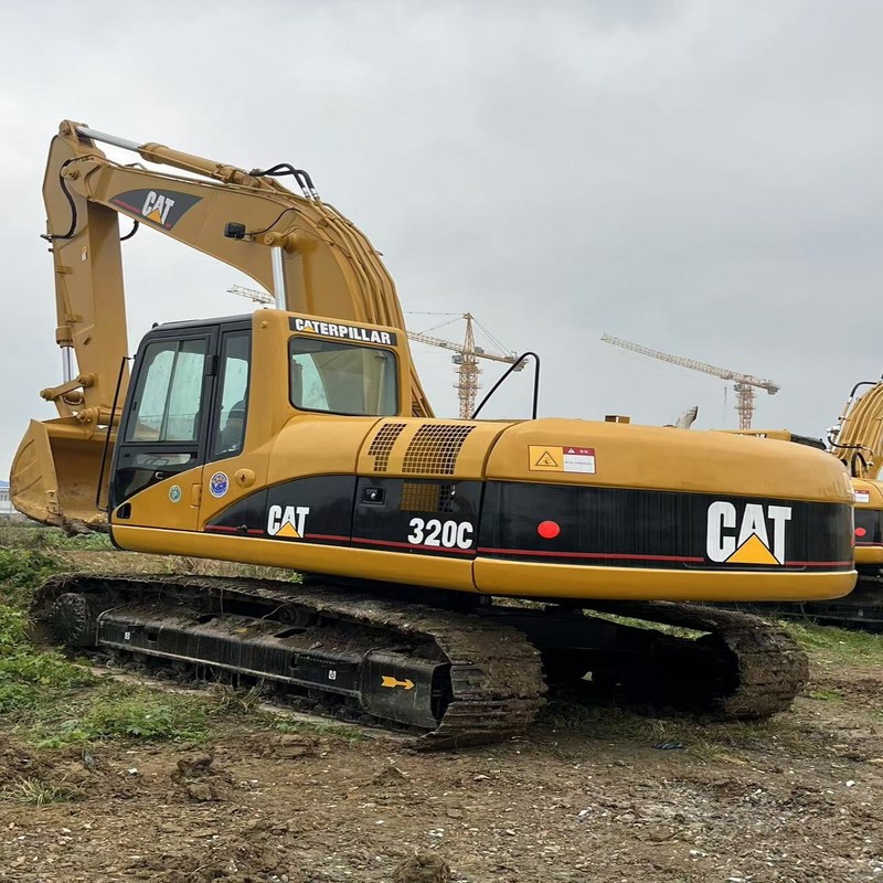 Escavatori usati CAT 320C di seconda mano 20 tonnellate Escalatore da striscio 110kw con secchio da 0,8m3
