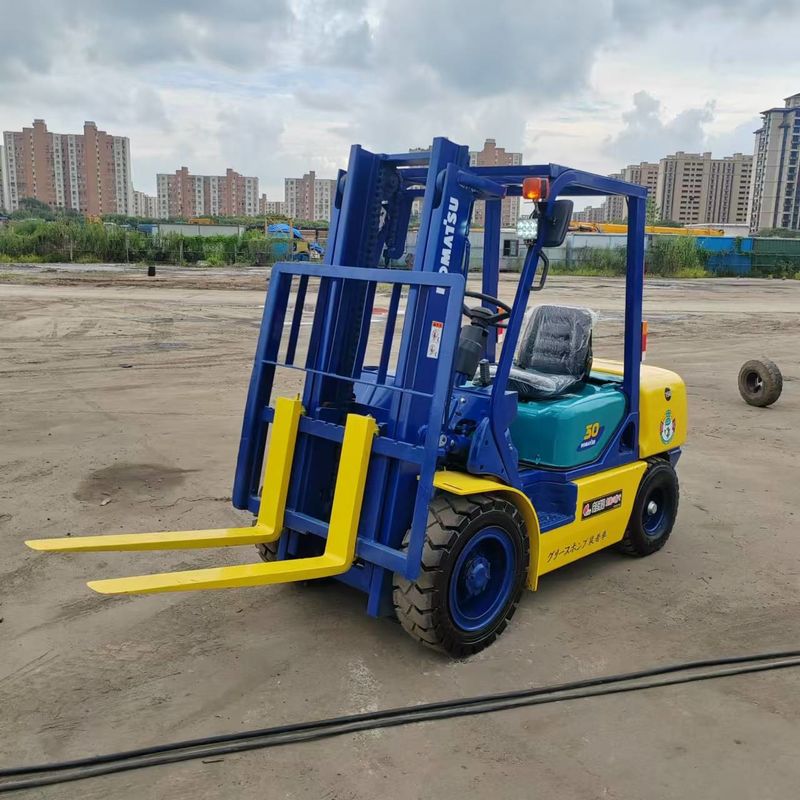 Komatsu FD30 carrello elevatore usato a due fasi attrezzatura per la movimentazione dei materiali 3 tonnellate